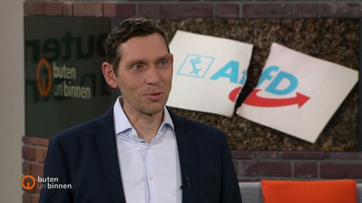 Der Reporter Hauke Hirsinger im Studio von buten un binnen.