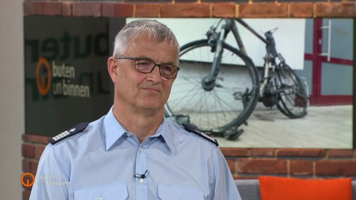 Michael Reichartz, stellv. Amtsleiter der Feuerwehr Bremen, im Studio von buten un binnen.