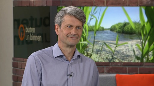 Dirk Hürter, Referatsleiter Naturschutz und Landwirtschaft, zu Gast im Studio von buten un binnen.