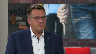 Nils Winter, Landesvorsitzender der Gewerkschaft der Polizei, zu Gast im Studio von buten un binnen.