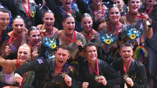 Die Lateinformation des Grün-Gold-Clubs jubelt im Gruppenbild nach dem Gewinn des WM-Titels in Hongkong.