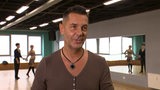 Tanz-Trainer Roberto Albanese vom Bremer Grün-Gold-Club steht im Tanzsaal mit einem großen Spiegel im Hintergrund bei einem Interview.