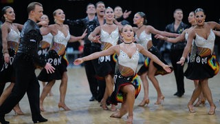 Die Lateinformation des Bremer Grün-Gold-Clubs bei einer Pose ihrer Choreografie "Freedom and Peace" beim Bundesliga-Turnier in Bremen.