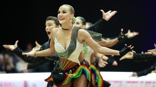 Die Lateinformation des Bremer Grün-Gold-Clubs bei einer Pose der Choreografie "Freedom and Peace" beim Bundesliga-Turnier in Buchholz.