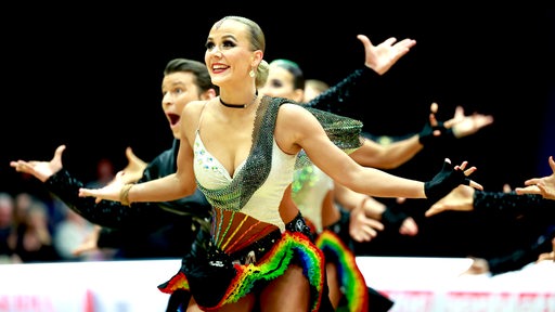 Die Lateinformation des Bremer Grün-Gold-Clubs bei einer Pose der Choreografie "Freedom and Peace" beim Bundesliga-Turnier in Buchholz.