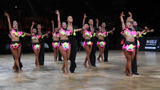 Die Lateinformation aus Bietigheim bei einer Pose ihrer Choreografie "Heart and Soul" bei der Tanz-DM in Ludwigsburg.