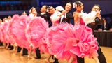 Die Standardformation des ASC Göttingen bei einer Pose der Choreografie "Happy together" in der Bremer Stadthalle.