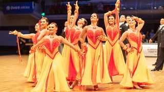 Die Standardformation des Braunschweiger TSC bei einer Pose der Choreografie "Dancing on the Ceiling" in der Bremer Stadthalle.