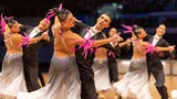 Die Standardformation Rot-Gold-Casino Nürnberg bei einer Pose der Choreografie "Power, Emotion, Energy, Passion" in der Bremer Stadthalle