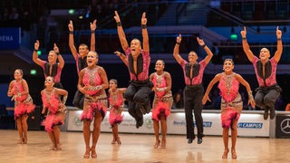 Die Lateinformation der TSG Bietigheim bei einer schwungvollen Pose der Choreografie "Dance is life" in der Bremer Stadthalle.