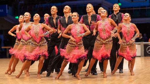 Die Lateinformation der TSG Bietigheim bei einer schwungvollen Pose der Choreografie "Dance is life" in der Bremer Stadthalle.