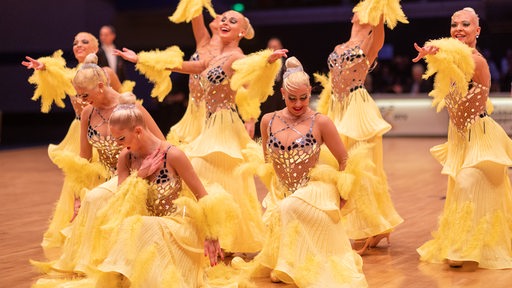 Die Standardformation des TC Ludwigsburg bei einer Pose der Choreografie "Barcelona 2.0" in der Bremer Stadthalle.