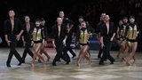 Die Lateinformation von Blau-Weiss Buchholz bei einer Pose ihrer Choreografie "On the Floor" bei der Tanz-DM in Ludwigsburg.