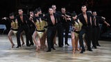 Die Lateinformation von Blau-Weiss Buchholz bei einer Pose ihrer Choreografie "On the Floor" bei der Tanz-DM in Ludwigsburg.