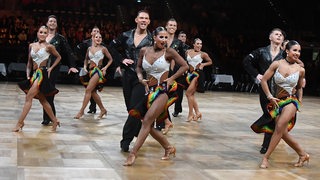 Die Lateinformation des Bremer Grün-Gold-Clubs bei einer Pose ihrer Choreografie "Freedom and Peace" bei der DM in Ludwigsburg.