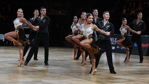 Die Lateinformation des Bremer Grün-Gold-Clubs bei einer Pose ihrer Choreografie "Freedom and Peace" bei der DM in Ludwigsburg.