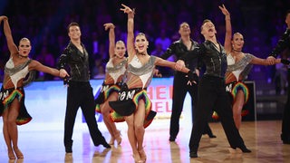 Die Lateinformation des Bremer Grün-Gold-Clubs bei einer Pose der Choreografie "Freedom and Peace" bei der Deutschen Meisterschaft in Braunschweig.