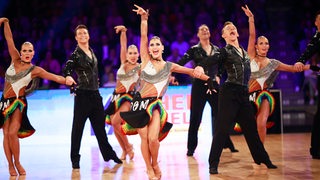 Die Lateinformation des Bremer Grün-Gold-Clubs bei einer Pose der Choreografie "Freedom and Peace" bei der Deutschen Meisterschaft in Braunschweig.