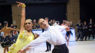 Das Bremer Tanz-Paar Luna Albanese und Dimitri Kalistov bei einer Lateinpose während der WM.