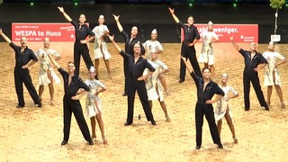 Die Lateinformation der TSG Bremerhaven bei einer Pose der neuen Choreografie "Top Gun" bei der Generalprobe.