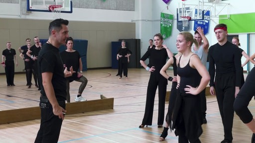 Grün-Gold-Trainer Roberto Albanese hält seiner Lateinformation beim Training in Hongkong eine Standpauke.