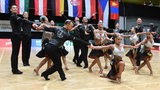 Die Lateinformation des Bremer Grün-Gold-Clubs bei einer Pose ihrer Choreografie "Freedom and Peace" bei der WM in Wien.