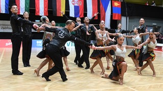 Die Lateinformation des Bremer Grün-Gold-Clubs bei einer Pose ihrer Choreografie "Freedom and Peace" bei der WM in Wien.