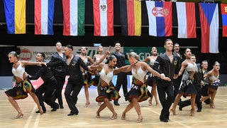 Die Lateinformation des Bremer Grün-Gold-Clubs bei einer Pose ihrer Choreografie "Freedom and Peace" bei der WM in Wien.