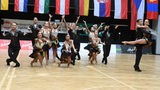 Die Lateinformation des Bremer Grün-Gold-Clubs bei einer Pose ihrer Choreografie "Freedom and Peace" bei der WM in Wien.