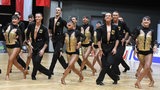 Die Lateinformation von Blau-Weiss Buchholz bei einer Pose ihrer Choreografie "On the Floor" bei der WM in Wien.