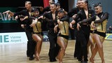 Die Lateinformation von Blau-Weiss Buchholz bei einer Pose ihrer Choreografie "On the Floor" bei der WM in Wien.