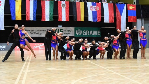 Die niederländische Lateinformation DSV Dance Impression bei einer Pose ihrer Choreografie "Survivor" bei der WM in Wien.