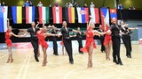 Die österreichische Lateinformation aus Perchtoldsdorf bei einer Pose ihrer Choreografie "One million reasons for love" bei der WM in Wien.