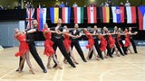 Die österreichische Lateinformation aus Perchtoldsdorf bei einer Pose ihrer Choreografie "One million reasons for love" bei der WM in Wien.