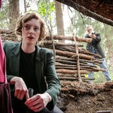 Linda Selb (Luise Wolfram) und Liv Moormann (Jasna Fritzi Bauer) entdecken eine Erdhöhle im Wald und blicken hinein.