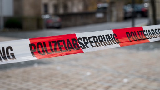 Polizeiabsperrband an einem Tatort (Archivbild)