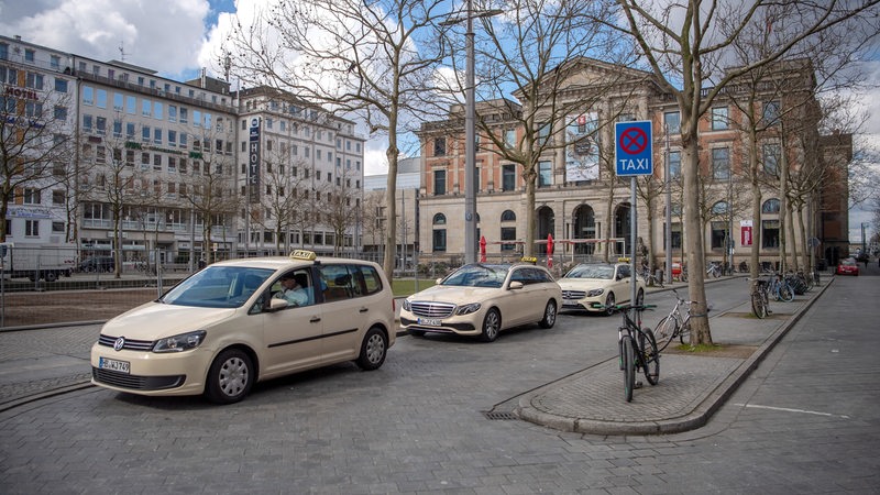 Vor dem Überseemuseum am Bremer Hauptbahnhof stehen Taxen.