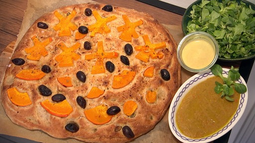 Der Bremer Teller mit Focaccia Feldsalat und Linsendip.