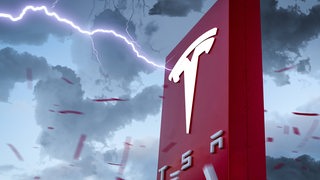 Ein Blitz trifft das Logo von Tesla