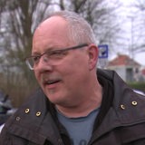 Thorsten Wirth steht in Winterjacke vor parkenden Autos.