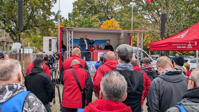 Bremens Bürgermeister Andreas Bovenschulte steht bei einer Veranstaltung der IG Metall auf einer Bühne.