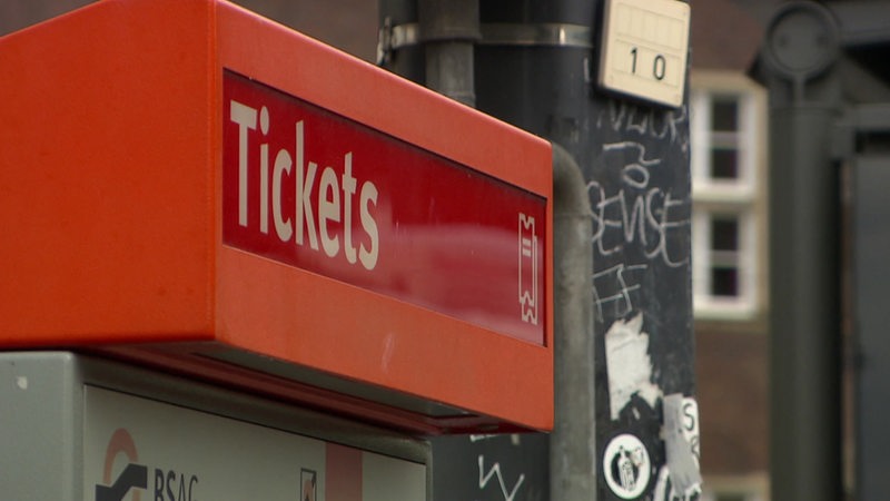 Ein roter Ticketautomat der Verkehrsbetriebe.