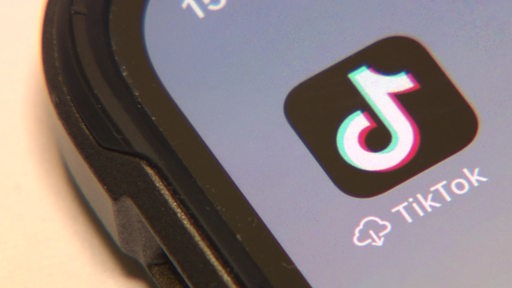 Ein Handybildschirm, wo man die Tiktok App sieht.