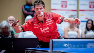 Tischtennis-Star Dimitrij Ovtcharov schaut während eines Bundesliga-Spiels für Fulda auf den heranfliegenden Ball.