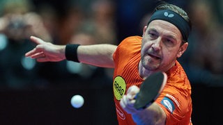 Tischtennis-Legende Timo Boll im Spiel für Borussia Düsseldorf in Aktion bei einem Vorhandschlag.