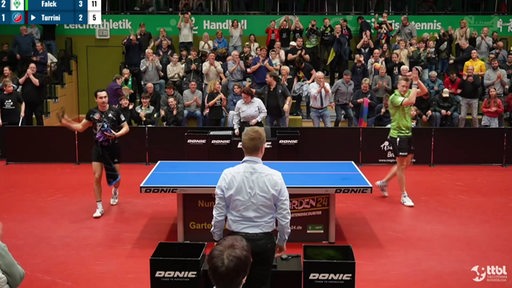 Werders Tischtennis-Profi Mattias Falck wird in der Halle von den Bremer Fans für den Sieg gegen Grünwettersbach gefeiert.