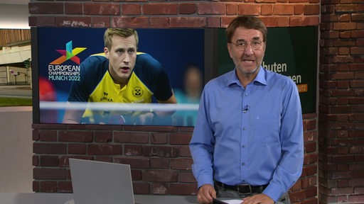 Jan-Dirk Bruns moderiert eine Meldung zum Doppel-Titel von Mattias Falck bei der Tischtennis-EM.