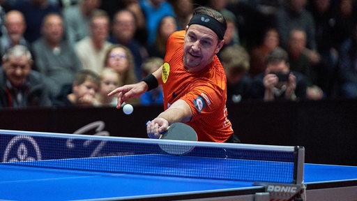 Tischtennis-Star Timo Boll in Aktion im Bundesliga-Duell in Bremen gegen Werder.