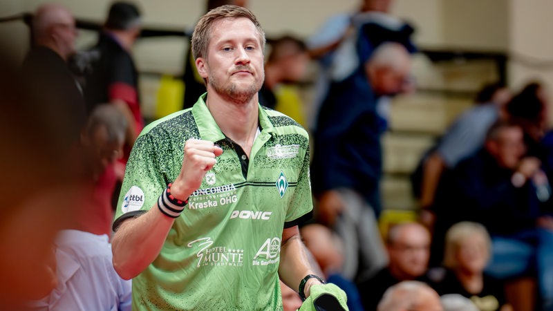 Werders Tischtennis-Profi Mattias Falck reckt nach einem Punktgewinn die Faust.