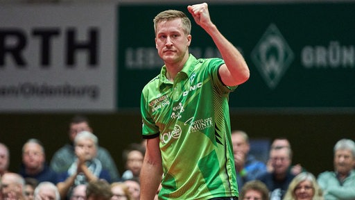 Werders Tischtennis-Profi Mattias Falck reckt nach einem Punktgewinn die Faust hoch.